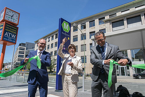 Uwe Bonan, Simone Raskob und Michael Feller eröffnen die erste Mobilstation an der Haltestelle Landgericht (schneiden Band durch).. 